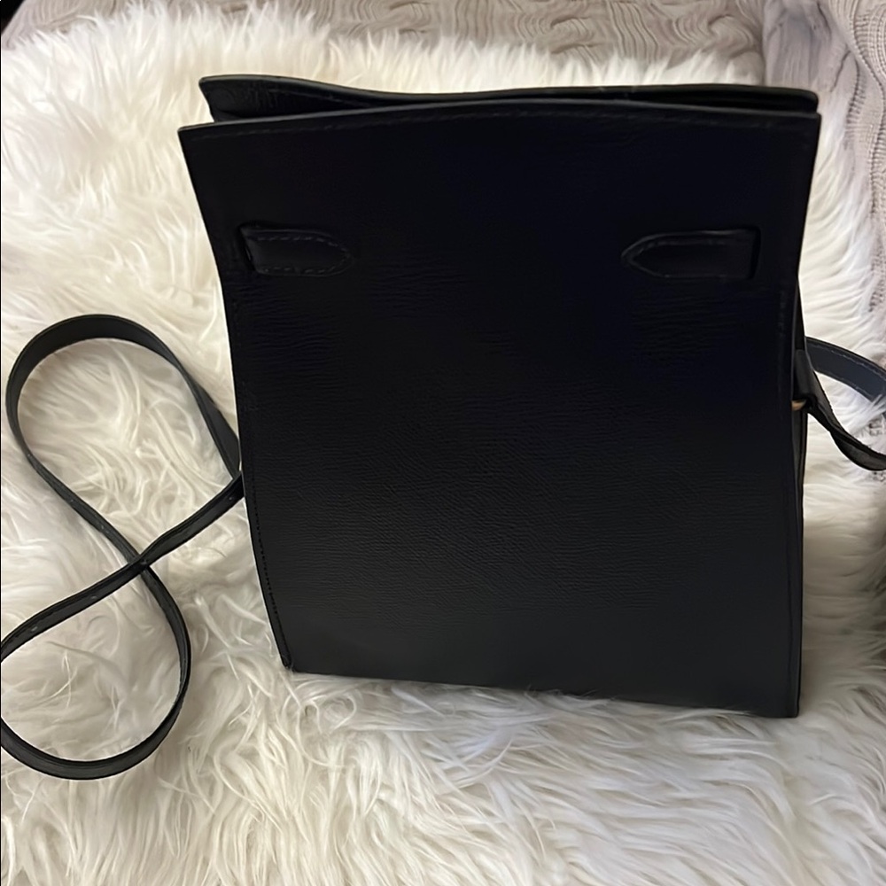Elegant Black Crossbody Bag with Structured Design - Picture 4 of 10